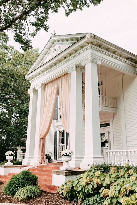 Front Porch Wedding Decor, Allie Notebook, Front Porch Wedding, Southern Wedding Ideas, Creme Wedding, Southern Belle Wedding, Southern Wedding Traditions, Porch Wedding, Southern Wedding Venues