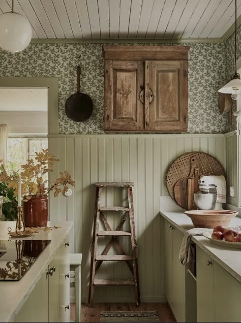 Cottagecore Kitchen Color Scheme, Retro Farmhouse Decor, Earthy Cottage Kitchen, Green Kitchen Cottage, Old Kitchen Aesthetic, Old Home Aesthetic, Vintage Kitchen Aesthetic, Cottage Core Interior, Cozy Cottage Kitchen