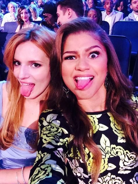 Bella and Zendaya! Mode Zendaya, Bella Thorne And Zendaya, Bella Throne, Celebrity Selfies, Disney Channel Stars, Mtv Movie Awards, Princesa Disney, Zendaya Coleman, Famous Stars