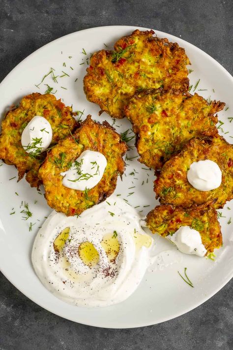 Crispy on the outside and moist on the inside, these mucver are the best vegetarian dinner or appetizer. #turkishfood #mucver Wfpb Vegan, Green Eating, Turkish Food, Zucchini Fritters, European Cuisine, Mediterranean Cuisine, European Food, Middle Eastern Recipes, Vegetarian Dinner