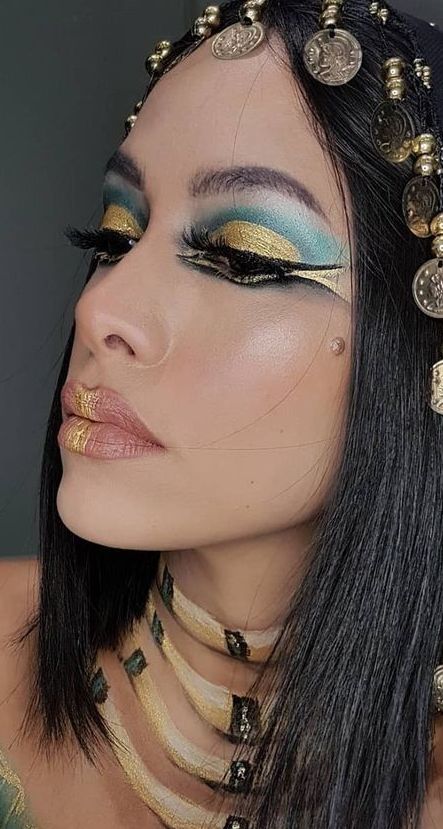 Ancient Egyptian make-up look Egyptian eyeliner Make-up looks Egyptian Goddess Costume Make Up, Egyptian Queen Makeup, Egyptian Style Makeup, Egyptian Makeup Goddesses, Ancient Egyptian Makeup, Egyptian Eyeliner, Egyptian Make Up, Egyptian Goddess Costume, Cleopatra Halloween