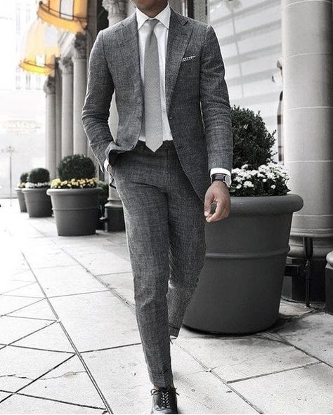 Charcoal Grey Suits with Black Shoes For Men (8) Grey Suit Black Shoes, Men Suits Prom, Formal Menswear, Gentleman Mode, Terno Slim, Charcoal Gray Suit, A Man In A Suit, Man In A Suit, Black Leather Oxfords