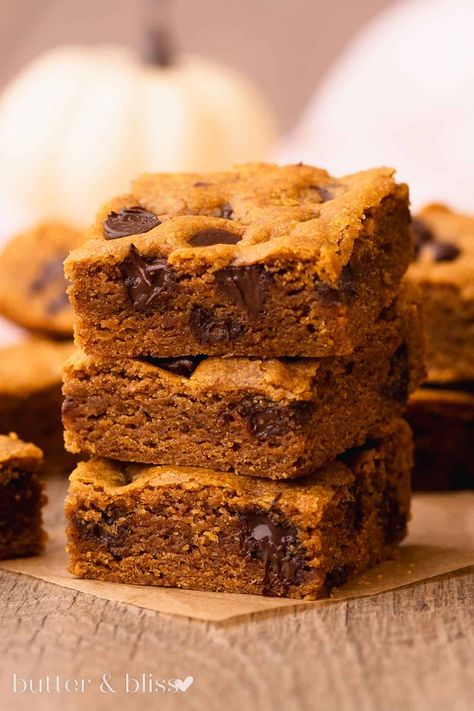 Pumpkin Chocolate Chip Cookie Bars Cinnamon Pumpkin Bread, Gluten Free Pumpkin Desserts, Easy Pumpkin Recipes Desserts, Easy Pumpkin Dessert, Gluten Free Cinnamon, Cookie Bars Easy, Frozen Pumpkin, Cinnamon Pumpkin, Classic Cookies Recipes