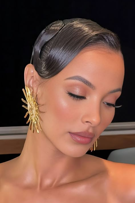 Sleek Finger Waves Maya Jama, 1920s Hair, Sleek Hairstyles, Glam Makeup, Make Up Looks, Pretty Makeup, Cute Makeup, Skin Makeup, Maquillaje De Ojos