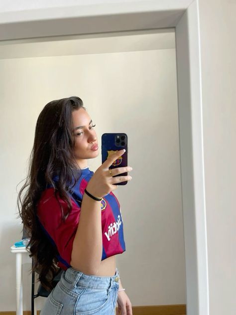 Barca Girl, Barcelona Girl, Barca Jersey, Madrid Girl, Football Jersey Outfit, Football Fashion, Fashion Design Collection, Jersey Outfit, Girly Shoes