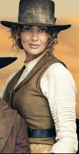 Faith Hill 1883, 1800 Outfits, Western Hairstyles For Women, Outlaw Outfit, 1883 Yellowstone, Faith Hill Hairstyles, Western Hairstyles, Taylor Sheridan, Tim And Faith