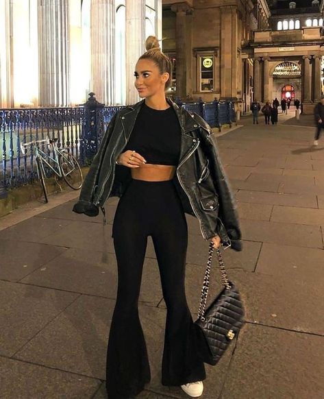 Black Flares Outfit Going Out, Black Flare Trousers Outfit, Flares Outfit Casual, Black Flared Trousers Outfit, Black Flare Outfit, Flare Trousers Outfit, Black Flares Outfit, Flared Trousers Outfit, Flares Outfit