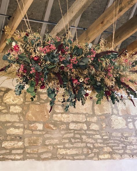 Dried Flower Garland Wedding, Dried Flower Cloud, Christmas Stand Ideas, Dried Flower Wedding Decor, Dried Flower Hanging, Dried Flower Garland, Preserved Wedding Flowers, Wedding Flowers Dried, Dried Flower Bouquet Wedding