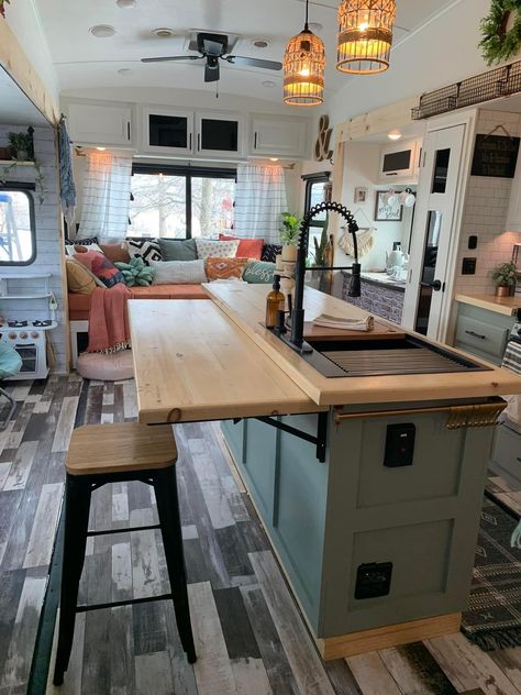 Renovated Rv Kitchen, Trailer Living Aesthetic, Camper Home Decor Ideas, Cute Campers Inside, Earthy Rv Interior, Rv Remodeling Ideas Rv Interior, Rv Breakfast Nook, Camper Entryway Ideas, Cozy Rv Aesthetic