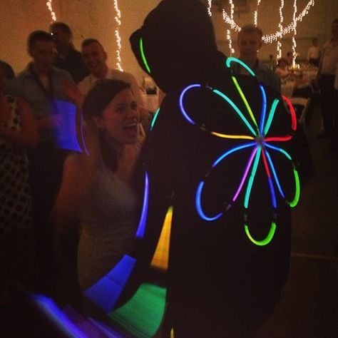 Glow Stick Outfit Ideas, Glowstick Costume, Glow Party Decorations, Rainbow Gathering, Neon Halloween, Neon Birthday Party, Festival Outfit Inspiration, Light Party, Spring Picnic