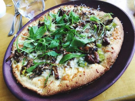 California Style Pizza, California Cuisine Recipes, California Food Recipes, Salad Names, Edible Bowl, Chef Ideas, California Pizza Kitchen, California Pizza, California Food