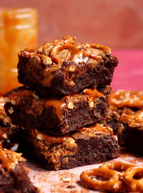 Caramel Pretzel Brownies, Topped Brownies, Pretzel Brownies, Caramel Brownies Recipe, Salted Caramel Pretzels, Baked Pretzels, Chocolate Peanut Butter Brownies, Salted Pretzel, Caramel Pretzels