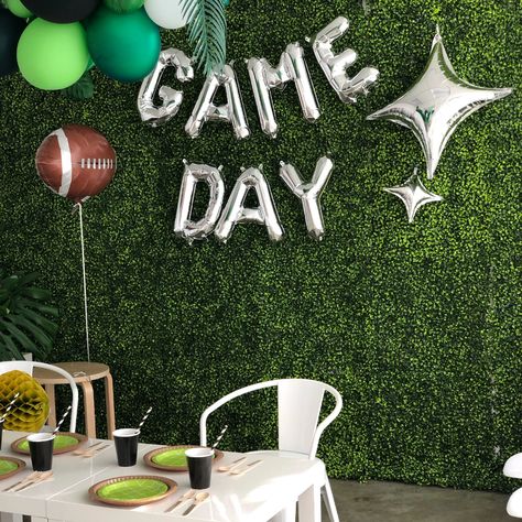 Super Bowl Sunday Games, Super Bowl Sunday Party, Football Sunday Food, Superbowl Party Decorations, Garland Making, Super Bowl Decorations, Jungle Balloons, Football Banquet, Tackle Football