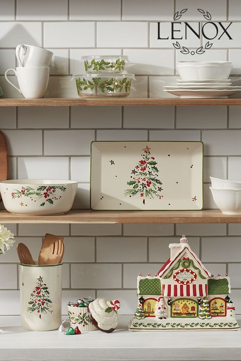 Christmas Bakeware, Easy Ceramics Ideas, Christmas Serveware, Christmas Cookware, Christmas Crockery, Teapot Illustration, Christmas Dishes Sets, Baking Holiday, Holiday Dinnerware