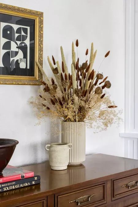 I love this dired floral arrangement! fall floral decor idea for console styling Distressed Vase, Vase Dried Flowers, Diy Floral Arrangements, Budget Furniture, Tuscan Farmhouse, Modern Apartment Living Room, Fall Floral Decor, Console Styling, Modern Living Room Interior