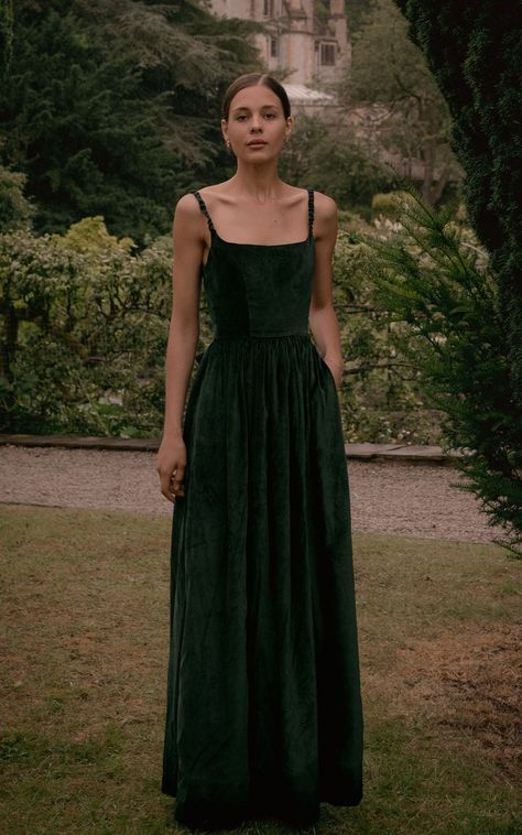 Elegant Two Piece Dress, Minimal Party Dress, Green Velvet Dress Outfit Winter, Bridesmaid Winter Dresses, Formal Winter Outfits Dresses, Formal Wedding Guest Attire Winter, Velvet Dress Styling, Dress To Impress Wedding, Floor Length Dresses Formal