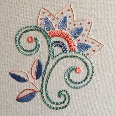 Bordado Jacobean, Simple Hand Embroidery Patterns, Hand Embroidery Patterns Flowers, Diy Embroidery Patterns, Hand Embroidery Tutorial, Felt Embroidery, Pola Sulam, Hand Embroidery Flowers, Embroidery Flowers Pattern