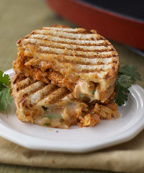 southwestern chicken panini Chicken Chipotle, Sandwich Vegetarian, Bbq Sandwiches, Cheese Panini, Southwestern Chicken, Chicken Panini, Panini Sandwiches, Stuffed Bread, Panini Recipes