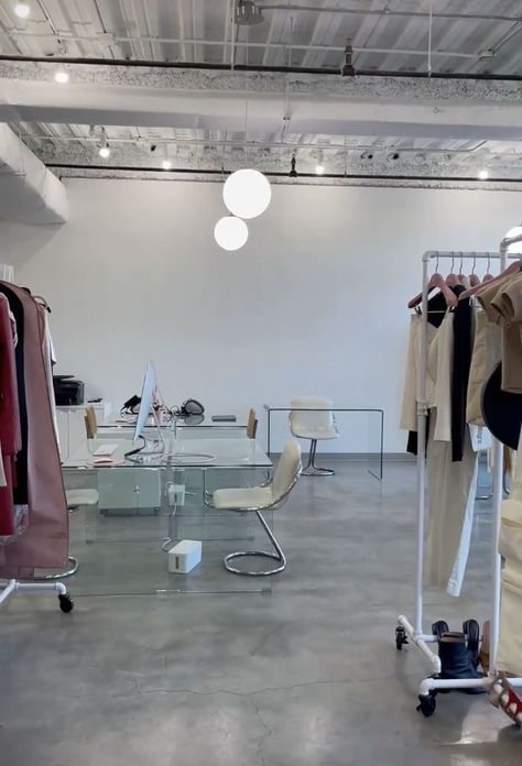 Design Studio Workspace, Warehouse Office, Design Studio Office, Fashion Dream Job, Fashion Designer Studio, Clothing Studio, Dream Office, Career Fashion, Music Collection