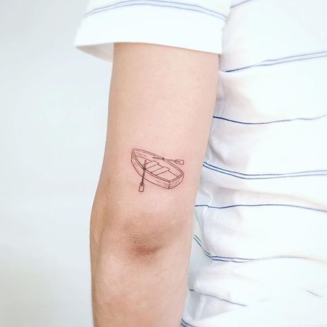 Hehe cute little row boat for a friend, gotta love tiny tats - inked by Lusi #rowrowrowyourboat #tinytattoo #tattooarmadasubmission #inkstinctsubmission Boats Tattoo, Small Side Tattoos, Boat Tattoo, Tiny Tats, Tattoo Beautiful, Small Girly Tattoos, Row Boats, Small Girl Tattoos, Small Tattoos Simple