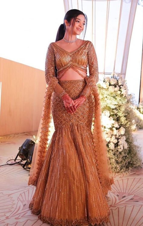 Net Traditional Dresses, Golden Lengha Combination, Sagai Outfit Gown, Mermaid Lehanga Designs, Netted Neck Designs, Bridal Gown For Sangeet Function, Sagan Outfits For Bride, Saree For Sangeet Function, Sequin Gown Indian