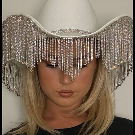 Crystal Cowboy Hat Designed And Handmade By Heather Kelly. 4inch Iridescent Rhinestone Fringe Around The Brim Of The Cowboy Hat And An Iridescent Rhinestone Band. Fringe Cut In Front The La Cowgirl Signature Way To Show Off That Glitter Eye Shadow Size S/M Fits 18-22inch Head Perfect For Bachelorette Parties, Birthday Parties, Festivals, And For All Glitzy Glam Occasions! Sombrero Cowgirl, Bachelorette Party Country, Fringe Cowboy Hat, Men Festival Outfit, Mode Country, Beyoncé Concert, Disco Cowboy, Cowboy Hat Design, Glitzy Glam