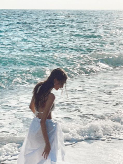 Greece Ocean, Ocean Girl, Summer Poses, Ethereal Aesthetic, Beach Photography Poses, Sea Photo, Beach Photoshoot, Summer Dream, Summer Photos