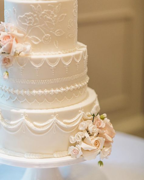 Traditional Wedding Cake With Flowers, Vintage Modern Wedding Cake, Vintage Wedding Cake Piping, Lambeth Cake With Flowers, Butter Cream Wedding Cakes, 3 Teir Wedding Cake, Lambeth Wedding Cake, Timeless Wedding Cake, Wedding Cake Piping