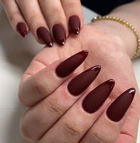 Matte burgundy nails are sexy, chic, and suitable for a range of occasions. Whether you’re going short or long, matte burgundy looks stunning on all nail sizes. Check out these stunning designs! Deep Red Nails, Kutek Disney, Wine Nails, Cherry Nails, Christmas Gel Nails, Nagel Tips, Matte Nails Design, Instagram Autumn, Casual Nails