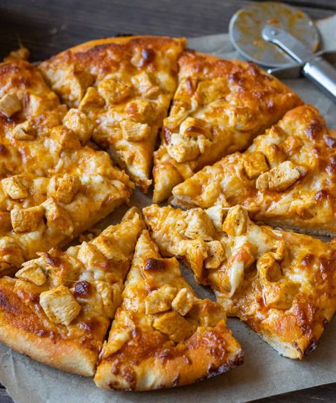 This Buffalo Chicken Pizza is loaded with cheese, chicken, and Buffalo sauce goodness piled on top of a chewy crispy crust! Buffalo Pizza, Bbq Chicken Pizza Recipe, Perfect Homemade Pizza, Cast Iron Pizza, Chicken Pizza Recipes, Buffalo Chicken Pizza, Crispy Cheese, Bbq Chicken Pizza, Cheese Chicken