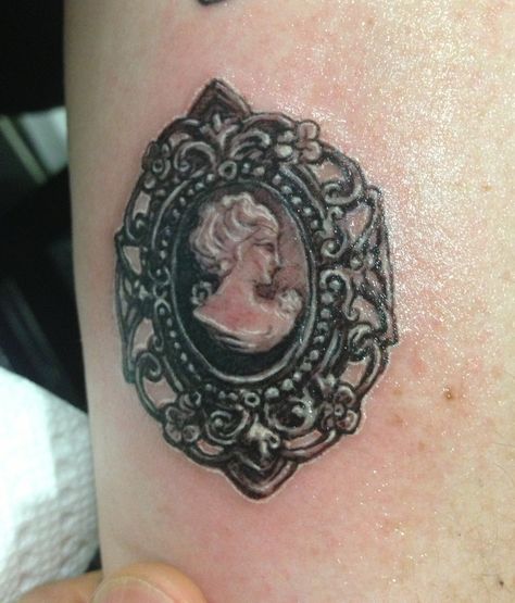 Image Cameo Tattoo, Esther Garcia, Victorian Cameo, Silhouette Tattoos, Sleeve Ideas, Human Canvas, Tattoo Meaning, Vintage Tattoo, Chest Tattoo