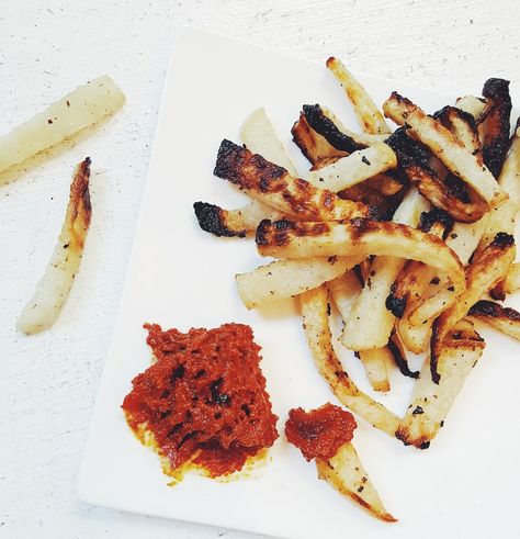 baked jicama fries with sweet goji ketchup. Sakara Recipes, Sakara Life Recipes, Jicama Fries, Healthy Gut Recipes, Barbecue Sides, Barbecue Side Dishes, Sakara Life, Moon Juice, Grilling Sides