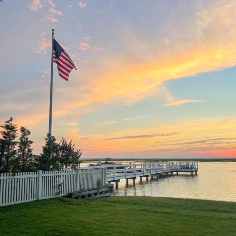 East Coast Preppy Aesthetic, Stone Harbor New Jersey, Style Beach Outfit Ideas, Harbor Aesthetic, Beach Town Aesthetic, Summer Hamptons, Beach Outfit Ideas Summer, Avalon New Jersey, Cape Cod Aesthetic