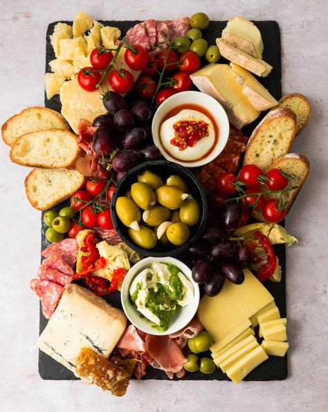 Easy Italian Charcuterie Board, Charcuterie Board Ideas Italian, Italian Charcuterie Board Ideas Simple, Italian Themed Charcuterie Board, Italian Chacuritie Board Ideas, Charcuterie Board Italian, Italian Food Board, Italian Meat And Cheese Board, Italian Charcuterie Board Ideas