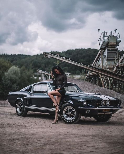 Car Mustang, Classic Car Photoshoot, Haircut Selfie, Photo Hijab, Mustang Girl, Car Poses, Auto Retro, Cute Hairstyle, Shotting Photo