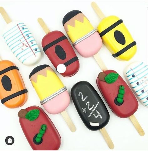 School Cakesicles, Paleta Magnum, Apple With Worm, Cakesicles Ideas, Popsicles Cake, Cake Popsicles, School Supplies Cake, Teacher Cakes, Paper Apple