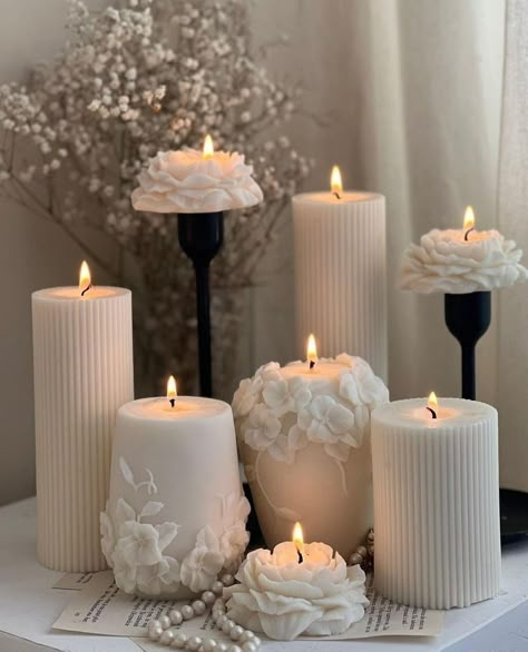 Candles With Flowers, Candle Making Recipes, Lilin Aroma, Homemade Scented Candles, Soya Mumu, Diy Candles Scented, Candle Crafts Diy, Hand Gestures, Candles Photography