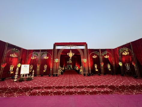 Wedding Entry Gate Decoration, Entry Gate Decoration Wedding, Wedding Entry, Wedding Gate, Sangeet Decor, Gold Gate, Entry Gate, Gate Decoration, Wedding Stage Backdrop