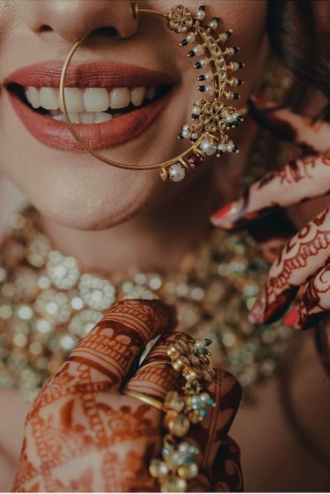 Nath Designs, Bride Groom Photoshoot, Indian Bride Poses, Bride Photos Poses, Groom Photoshoot, Indian Bridal Photos, Desi Bride, Bride Photoshoot, Bridal Poses