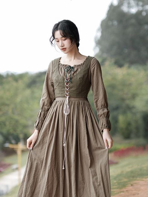 Farmer Outfit Aesthetic, Farm Outfits Women, Middle Age Dress, Middle Ages Dress, Romantic Medieval, Farm Outfit, Modest Feminine, Farmer Outfit, Chinese Outfit