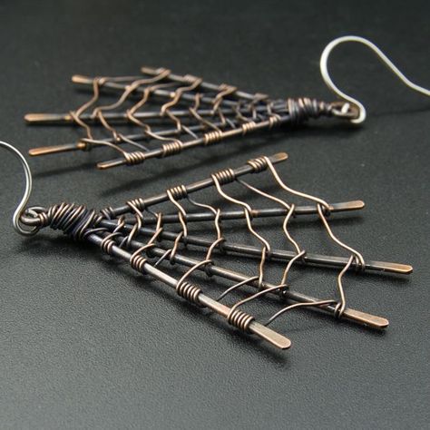 Wire Wrapped Spider Web, Diy Spider Earrings, Wire Halloween Decor, Halloween Wire Jewelry, Halloween Wire Wrapped Jewelry, Metal Work Projects, Wire Wrapped Spider, Wire Spider Web, Diy Halloween Jewelry