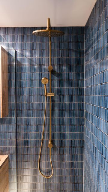 TileCloud on Instagram: "BLUE ENSUITE 💙 Who would love this design? 👌🏼💫 Our Coogee Antique Kit Kat in Blue making this bathroom POP 💙 Another amazing space by @lucygladewright @huntingforgeorge 👏🏽😎 #tilecloud #tiling #tiledesign #huntingforgeorge #ensuite #bathroom #bathroominspo #bluetiles #bathroominspiration #renovation #transformation #architecture #interiordesign #designinspo #bluedesign #dreamhome #housegoals #tilework #houseinspo #inspiration #bathroomdesign #bathroomremodel" Dark Blue Tile Shower Wall, Blue Kit Kat Tiles, Bathroom Kit Kat Tiles, Bathroom Tile Concepts, Blue Finger Tiles Bathroom, Dark Blue Tile Shower Ideas, Blue Ensuite Bathroom Ideas, Kit Kat Tile Bathroom, Coloured Bathroom Ideas