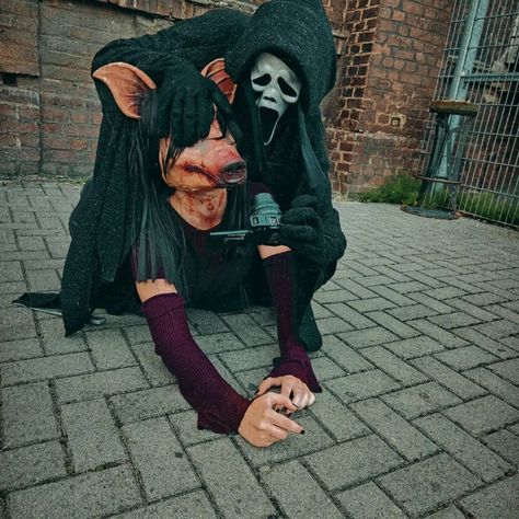 Getting moried by @turock_cosplay ✨️ (PS front pictures are difficult with the mask alright ?😂) #plsmorime #ghostfacemori #ghostfacecosplay #theghostfacedbd #scream #screamcosplay #saw #sawcosplay #amandayoungcosplay #thepigdbd Saw Cosplay, Scream Mask, Amanda Young, Ghost Faces, The Mask, Costume Ideas, Scream, Halloween Costume, Halloween Costumes