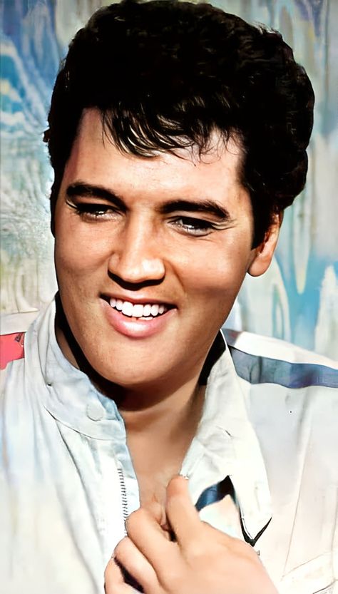 Creative Pics, Swinging 60s, Elvis Presley Photos, Creative Pictures, Graceland, Image Hd, Super Funny, Elvis Presley, Book Art