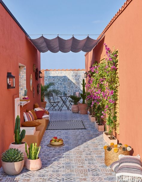 Patio avec murs de chaux et sol en carreaux décorés, jardinières en terre cuite et linge de maison coloré Ideas Jardin, Mexican Garden, Patio Interior, Mexican Decor, Terrace Design, Roof Garden, Patio Area, 인테리어 디자인, Patio Decor