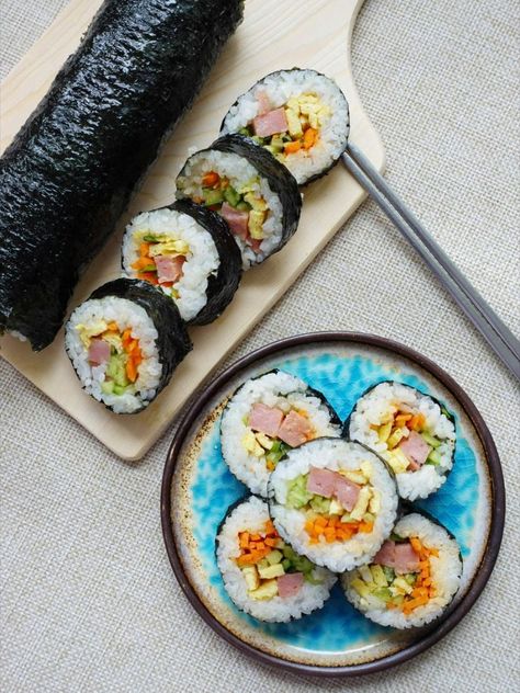 In spring, we need a bit of freshness to make ourselves refresh. With freshness carrot and cucumber and sesame, this Korean seaweed rice roll (Kim bap) might be one of our remedy. Korean Rice Roll, Kim Bap Recipe, Kim Bap, Korean Sushi, Seaweed Rice, Seaweed Rolls, Seaweed Wrap, Korean Recipe, Rice Rolls