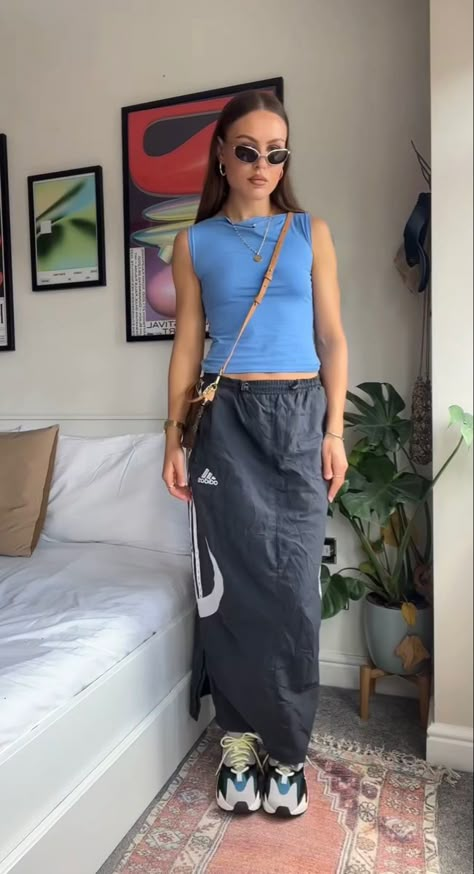 Cargo Skirt Outfit, Remake Clothes, Track Pants Outfit, Modesty Outfits, Lit Outfits, Daily Outfit Inspiration, 가을 패션, Aesthetic Fashion, Daily Outfits