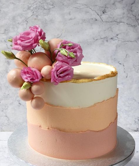 Peach And Gold Cake, Peach Color Cake, Peach Cake Design, Gold And White Cake, Decorating Frosting, New Year's Cake, Peach Cake, Cake Decorating Frosting, Cake Inspo