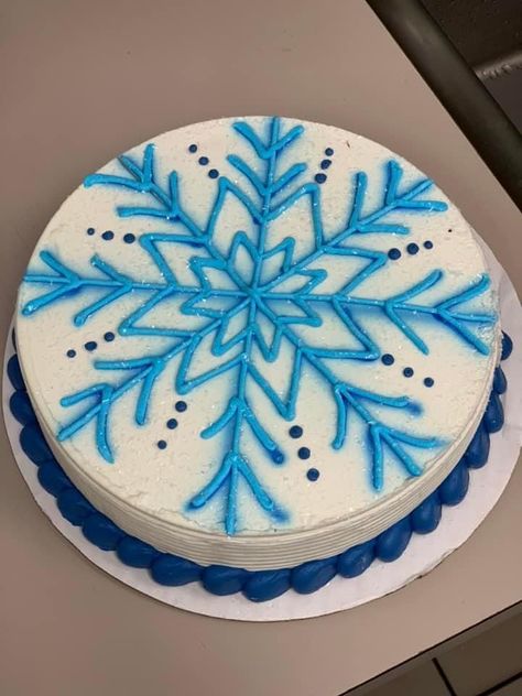 Iced Christmas Cake Decorating Ideas, Red Velvet Round Cake Design, Christmas Round Cake Ideas, Christmas Cake Decorations Buttercream, Cute Christmas Cake Designs, Blue Christmas Cake Ideas, Winter Decorated Cakes, Easy Christmas Cake Decorations, Christmas Cake Designs Easy