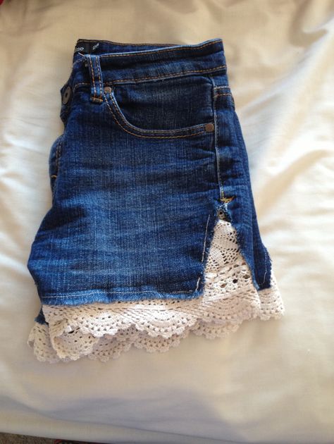 Shorts too short. Not a prob. From a lace table runner and short shorts ➡ lace trimmed shorts Lace Shorts Outfit Summer, Diy Lace Shorts, Mum Clothes, Lace Short Outfits, Denim Shorts With Lace, Diy Lace Trim, Shorts With Lace Trim, Lace Jean Shorts, Lace Table Runner